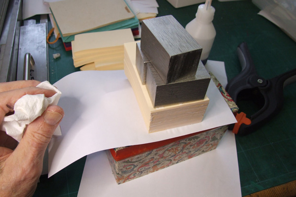 Single fan binding - under light pressure