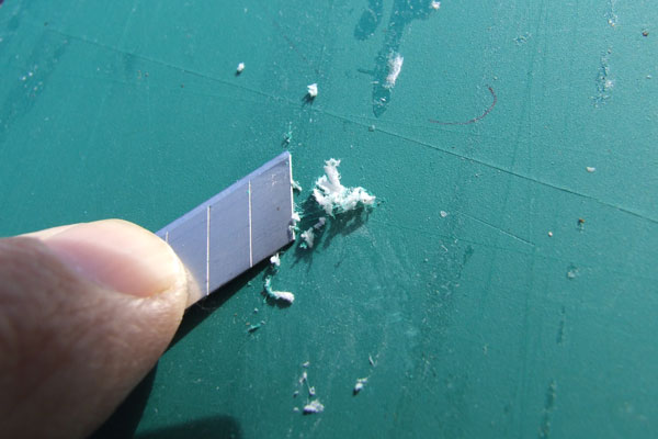 Removing EVA and paper fibres stuck to a cutting mat