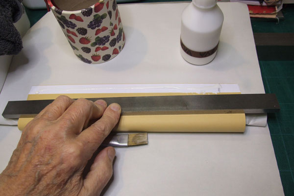 Even pressure applied to the whole width to be glued